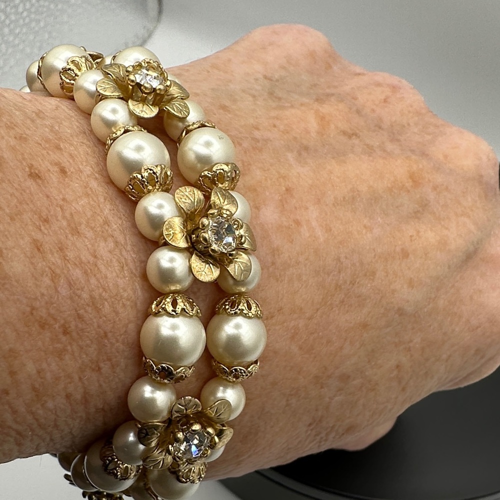 Vintage OSFM Elegant Pearl and Gold Flower Bracelet - Picture 7 of 7